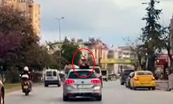 Seyir halindeki aracın üzerinde dans ederek trafiği tehlikeye attı