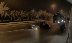 Seyir halindeki motosikletler çarpıştı