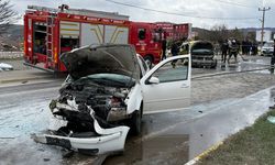 Sivasspor Tesisleri Önünde Otomobil, Taksiye Çarptı