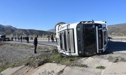 Sivas'ta devrilen TIR nedeniyle ulaşım aksadı
