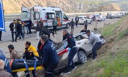 Suşehri'nde otomobil şarampole devrildi