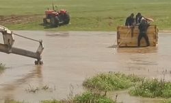 Traktörle derede mahsur kalan kişiler kurtarıldı