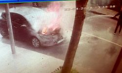 Yanan otomobilin motoru su tankerinin yardımıyla söndürüldü