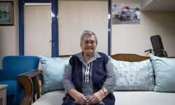 Öğrencilerinden unutulmaz vefa! 'Sıfır Buçuk Ayla' için huzurevinde imza günü düzenlediler