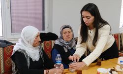 Şarkışla'da üniversite öğrencileri yaşlıları ziyaret etti