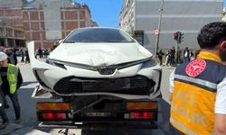 Avcılar'da otomobil şantiyeye girdi