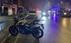 Devrilen motosiklettekiler yaralandı