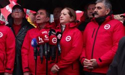 DİSK üyeleri Taksim Meydanı'nda basın açıklaması yaptı