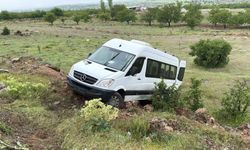 Doğanşehir'de minibüs şarampole devrildi