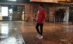 İzmir'de kısa süreli sağanak yağış yaşamı olumsuz etkiledi