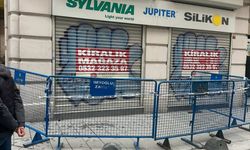Kaldırımda yürüdüğü sırada başına cam düştü