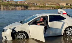 Kırşehir'de otomobil nehre uçtu, sürücü kendi imkanlarıyla kurtuldu