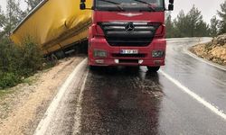 Mersin'de TIR ile Otomobil Çarpıştı
