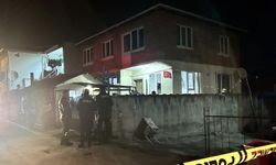 Müstakil evin girişindeki beton zemin çöktü