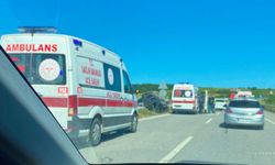 Samsun'da hafif ticari araç refüje devrildi; 3 yaralı