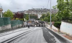 Sarıyer’de hafriyat kamyonu rampada devrildi: Yol trafiğe kapandı