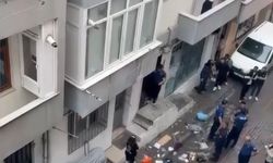 Sinir krizi geçiren adam evin camlarını kırıp eşyaları sokağa attı