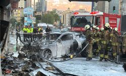 Şişli'de iş yerine giren otomobil  yangın çıkardı: 2 yaralı