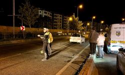 Yolun karşısına geçerken iki aracın çarptığı yaya hayatını kaybetti