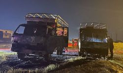 Kayseri'de yanan 2 kamyon hurdaya döndü