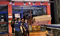 Konya'da feci kaza: kamyon markete girdi