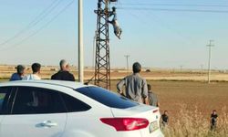 Akıma kapılan işçi direkte asılı kaldı