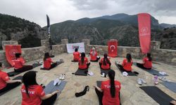 Artvin Cehennem Deresi Kanyonu'nda yoga yaptılar
