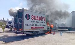 Ataşehir'de Park Halindeki Kamyonet Yandı