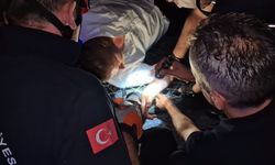 Bahçe teline sıkışan adamı itfaiye kurtardı