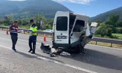 Bolu'da hafif ticari araç ve minibüs çarpıştı