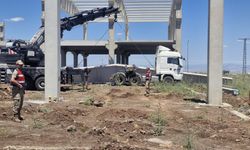 Fabrika inşaatında beton blok işçilerin üzerine düştü