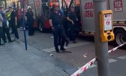 Fatih'te otomobil iş yerine daldı