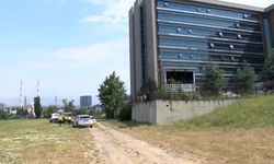 Hakimin kullandığı otomobil manevra yaparken yüksekten uçtu