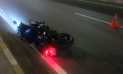 Motosiklet aydınlatma direğine çarptı