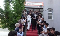 Öğretmen Çift Okul Bahçesinde Evlendi