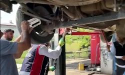 Otomobilin motor bölümünde bulunan yılan çıkarıldı