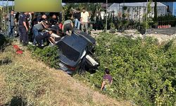 Sakarya'da otomobil su kanalına devrildi; anne ile kızı öldü