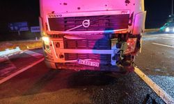 TIR, kırmızı ışıkta bekleyen araca çarptı: 3 kişi yaralandı