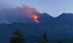 İtalya'da Etna Yanardağı tekrardan kül ve lav püskürttü