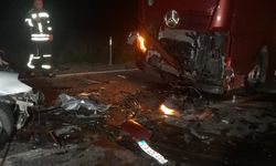 Arguvan'da otomobil e TIR kafa kafaya çarpıştı