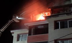 Bolu'da bir apartmanın çatı katını alevler sardı!