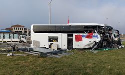 Bolu'da yolcu otobüsü bariyerlere çarptı