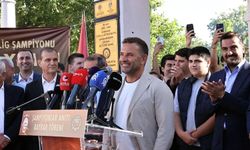 Büyükçekmece Şampiyonlar Anıtı'nda Galatasaray Bayrağı Göndere Çekildi