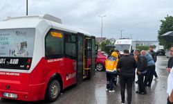 Düzce'de yolcu midibüsü ile otomobil çarpışması sonucu 5 yaralı