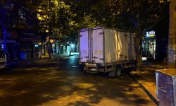 Gece yarısı park halindeki kamyonete çarpıp kaçtı