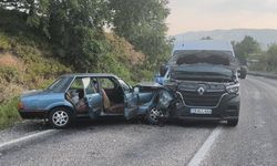 İnegöl'de otomobil ve minibüs çarpıştı