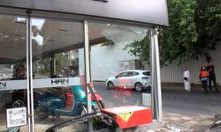 Kadıköy'de otomobil dükkana girdi