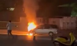 Kağıthane'de otomobili alevler sardı!