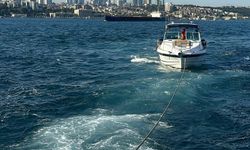 Kız Kulesi önlerinde sürüklenen tekneyi ekipler kurtardı