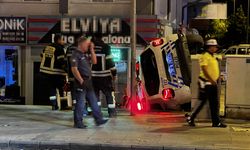 Otomobil ile çarpışan polis aracı devrildi